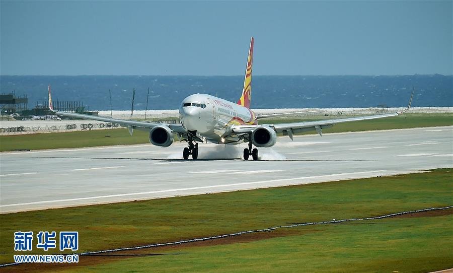 图为7月13日，海南航空公司的客机在渚碧礁新建机场着陆。摄影：郭程