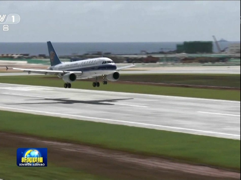 图为美济礁渚碧礁新机场民航机试飞成功画面。