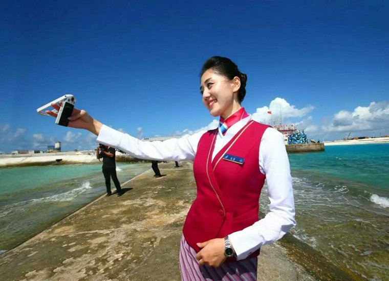 空姐在永暑岛上进行自拍。
