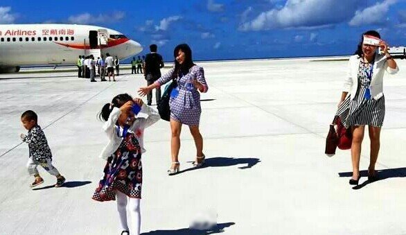 图为第一批乘客乘民航飞机抵达永暑岛。
