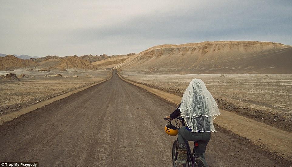 图为卡洛琳在智利的阿卡塔马沙漠，这里被称为世界上最干旱的沙漠。