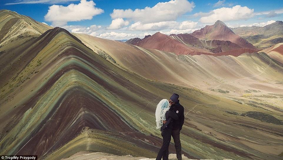  他们在秘鲁的库斯科山。巴尔泰克说这里非常适合徒步旅行。