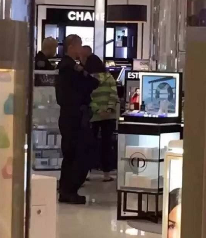 中国女游客洛杉矶机场打人事件后续 警方称其被控轻微攻击罪