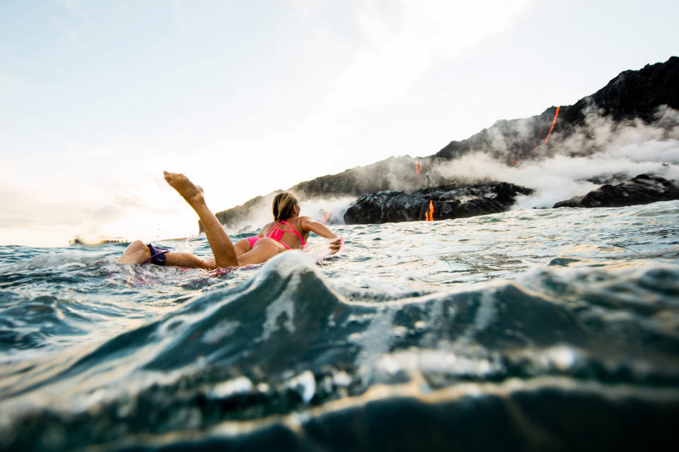 美女冒险家艾莉森-提尔在熔岩随时喷发的火山口冲浪