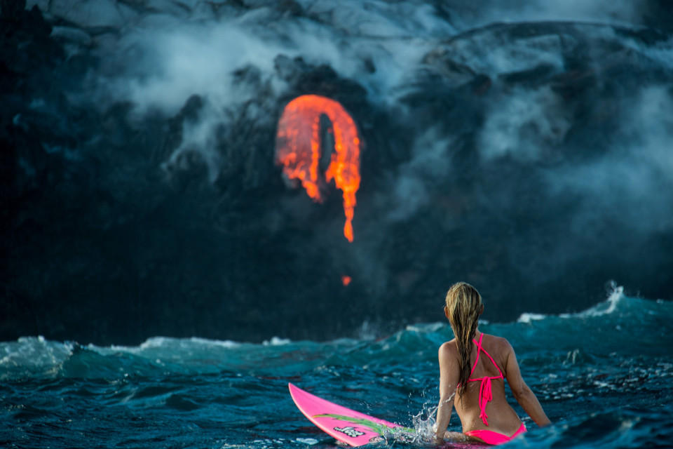 美女冒险家艾莉森-提尔在熔岩随时喷发的火山口冲浪
