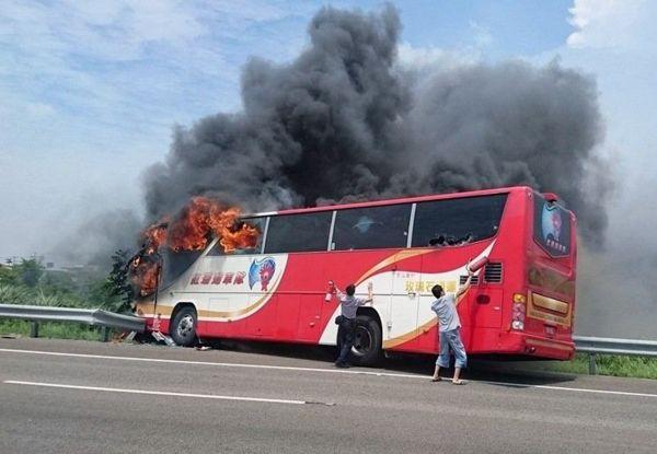 图说：7月19日中午，台湾高速公路二号桃园机场联络道西向道路发生一起游览车撞击路边护栏后起火燃烧意外，事件已致车中26人全部遇难，其中24人为大陆游客。（资料图片）