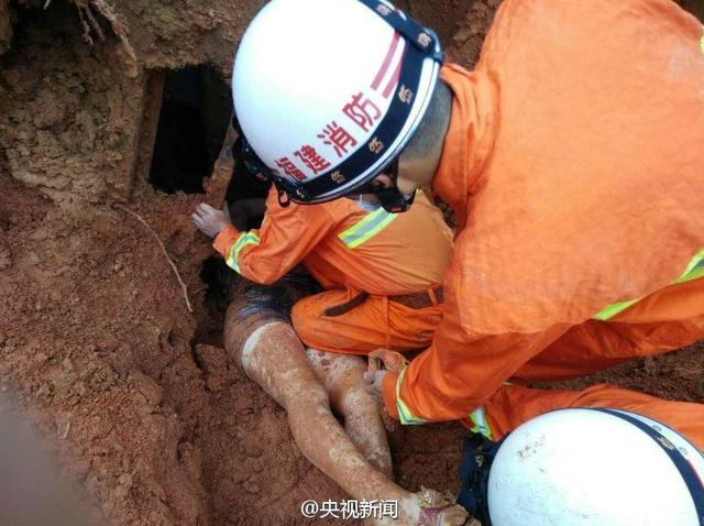 台湾旅游大巴遇山体滑坡致1死 22人从天窗逃出
