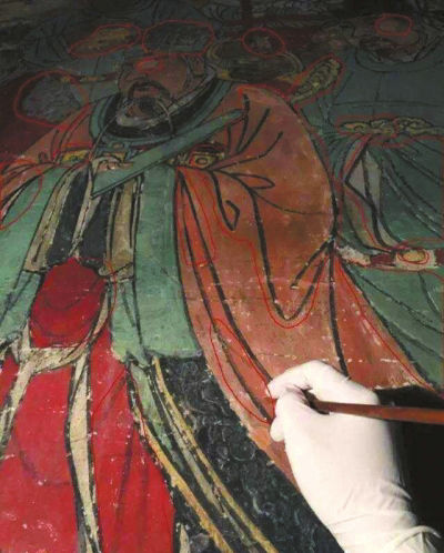原文配图:网友质疑女壁画师微博展示的修复图片存在修复问题。