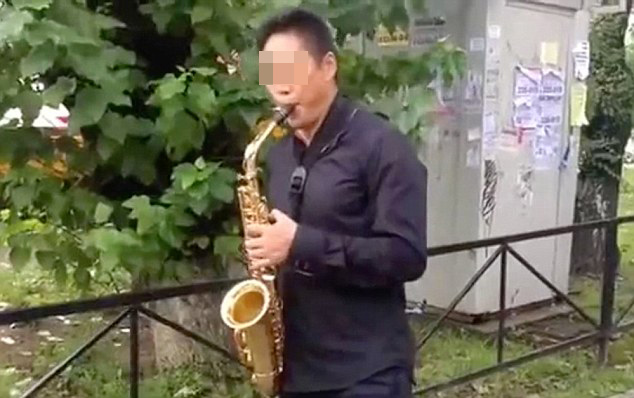 Elena给他们安排的相亲对象都是35岁以下的俄罗斯女性,聚会过程中会有翻译在旁边帮忙沟通交流,彼此谈谈对未来、及家庭的看法。在去年的相亲会中,Elena让6个中国男生相了25个俄罗斯女生,最后配成了5对。而在今年,原本来了8个中国商人,但到这里时就只剩下5名了,因为另外3名男生在前一个城市的相亲会中找到了对象。图为一名前来相亲会的男生正在展示其才艺。