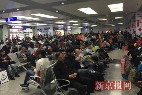北京南苑机场因大雾停运 大批旅客滞留