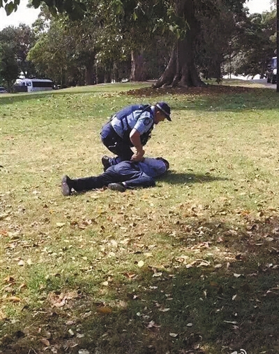 网络图片显示，事发时，一名男子被警察按倒在地。