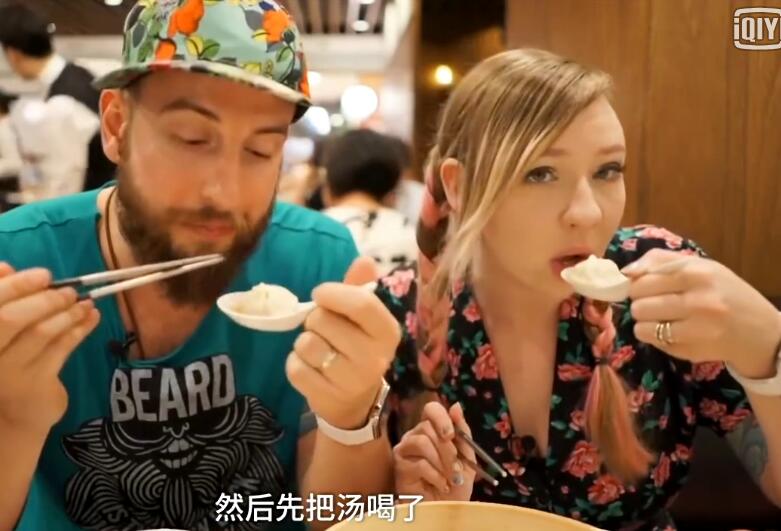 再放上调料,吹上几下,一口吃掉。