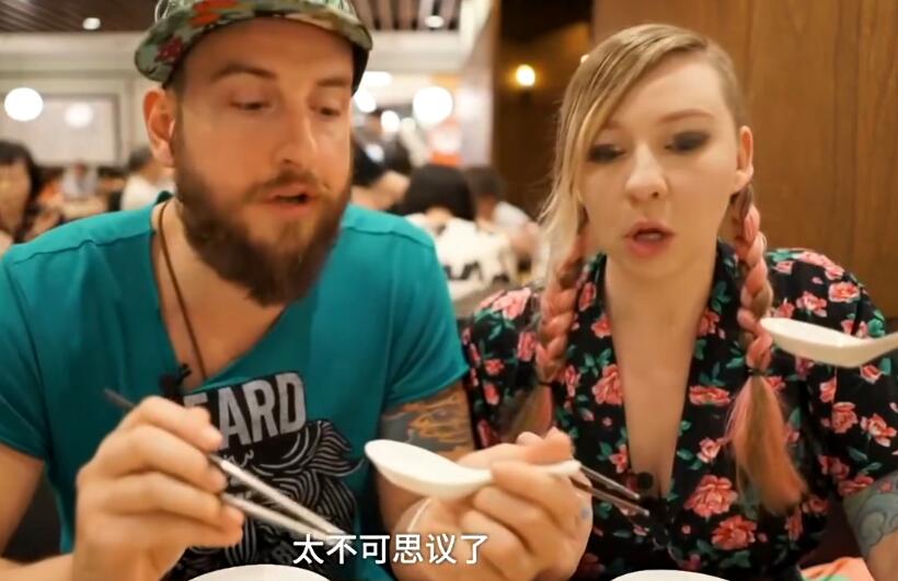 还连连感叹发明者的伟大,能想出小笼包这种吃法的人,绝对值得拥有食品界的诺贝尔和平奖。