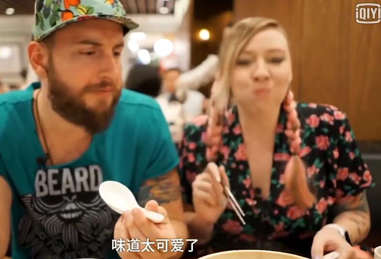 还连连感叹发明者的伟大,能想出小笼包这种吃法的人,绝对值得拥有食品界的诺贝尔和平奖。