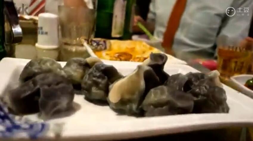 还喝了北京二锅头,表情是这样的