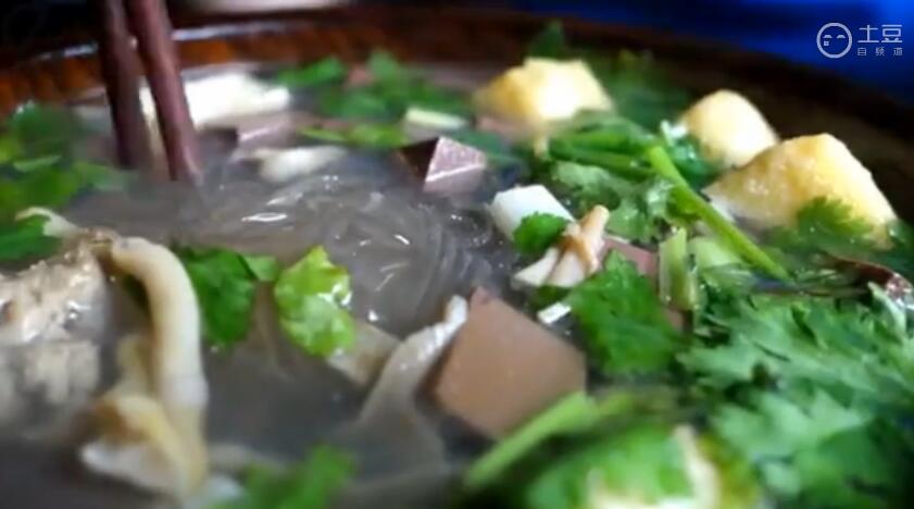 眼花缭乱,口味繁多的中国美食,也看饿了外国网友,纷纷表示好想去北京吃美食。