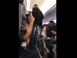 种族歧视？暴力执法？美联航亚裔乘客被强行拖下飞机