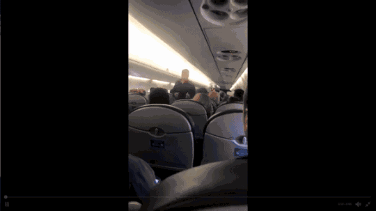 种族歧视？暴力执法？美联航亚裔乘客被强行拖下飞机