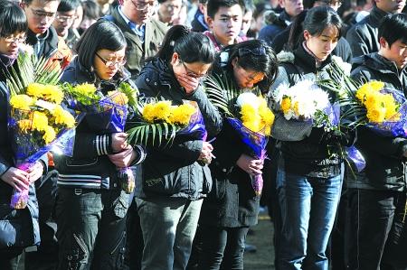 救援警察遇难后，复旦师生参加追悼会