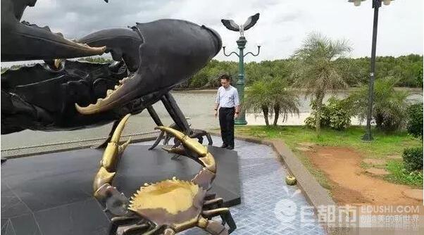 中国游客泰国爬雕塑拍照