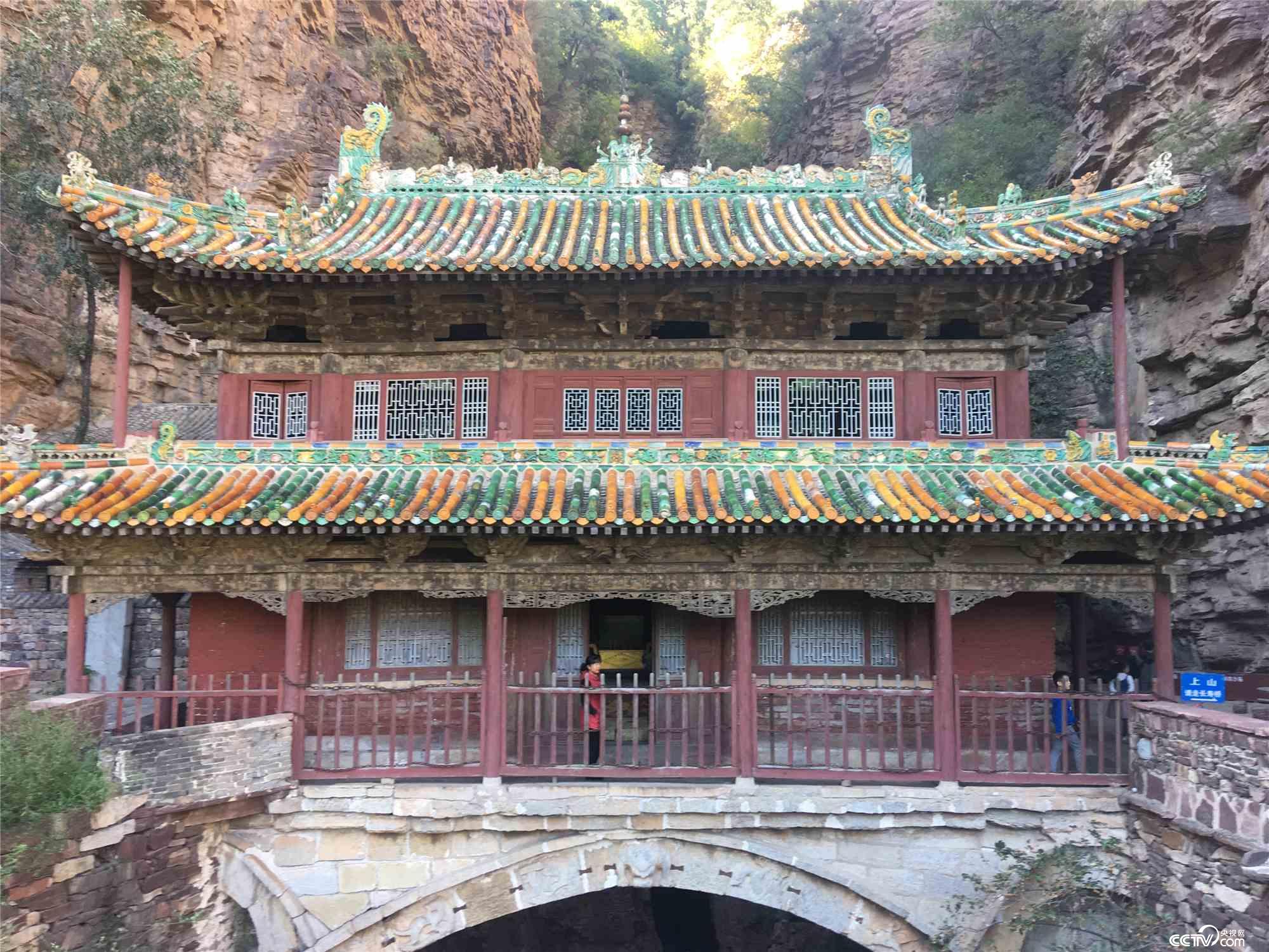 景区内的寺庙前,大多都有人招呼游客进寺庙上香,然后索要香火钱。(徐辉/摄)