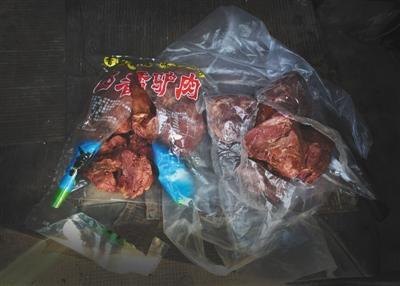 一名黑作坊老板带了两袋“驴肉”给记者看货,左边一袋为冷冻马肉,右边一袋实为猪肉(图片:《新京报》)