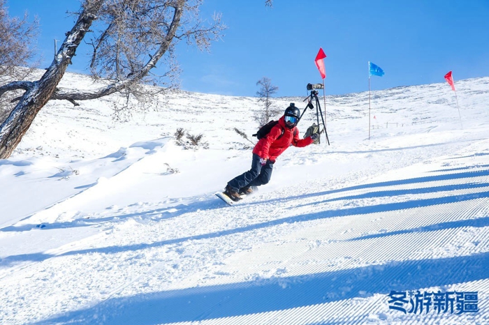 阿尔泰山可可托海国际滑雪场开业 千米落差雪道创中国之最