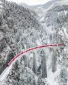  《red train》摄影师：sebastianmzh。瑞士朗德瓦萨高架桥。