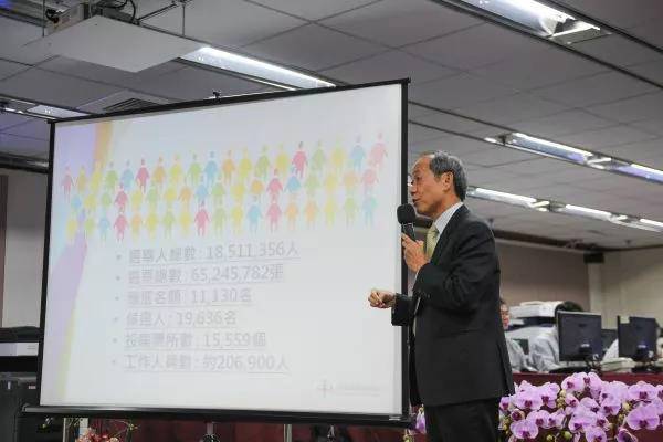 资料图片:2014年11月28日,在台湾“九合一”选举的选情中心举行的作业总预演及记者会上,工作人员在介绍选举准备情况。(新华社)