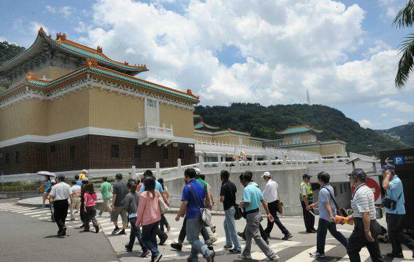 资料图片：大陆游客前往台北故宫博物院游览。（新华社）