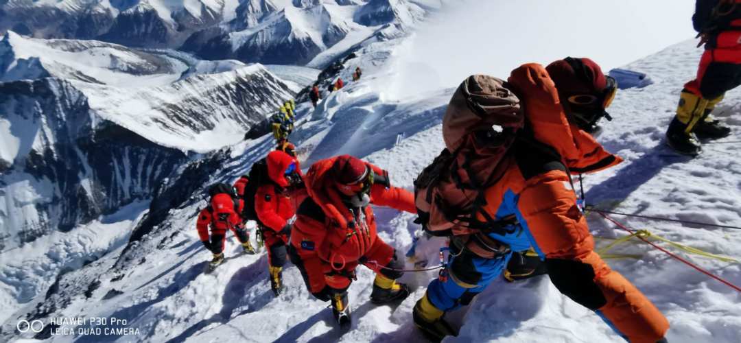 珠峰北坡正在向顶峰前进的登山者们秩序井然。