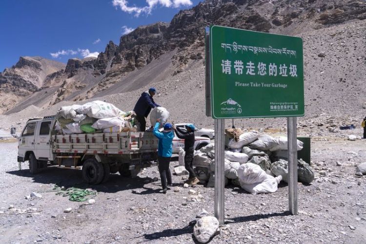 珠峰高山环保大队将从大本营收集到的生活垃圾装车，准备转运至位于定日县游客大本营的垃圾转运站（5月24日摄）。本文图片 新华社