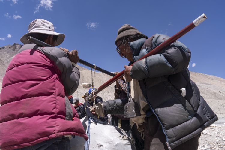 西藏自治区日喀则市定日县扎西宗乡村民给从高海拔营地运下的垃圾称重，以按重量结算现金（5月24日摄）。 