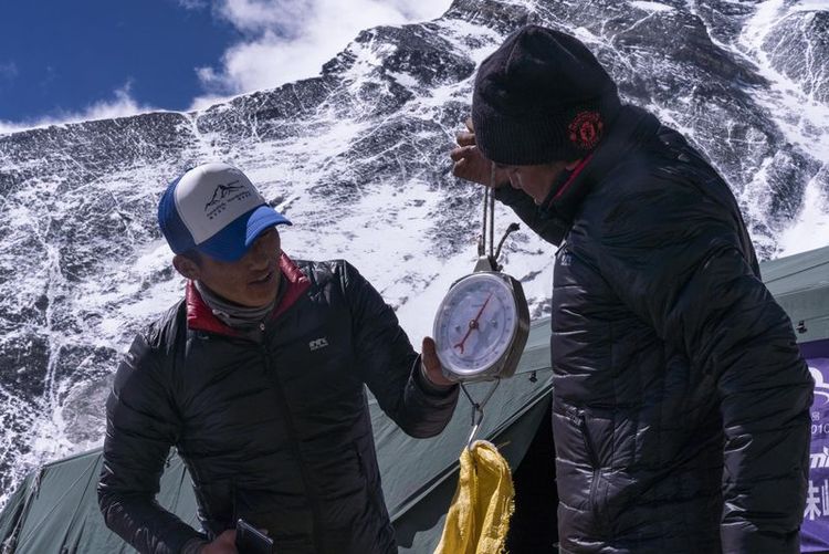 登山向导在珠峰海拔6500米的前进营地对登山垃圾进行称重（5月22日摄）。 