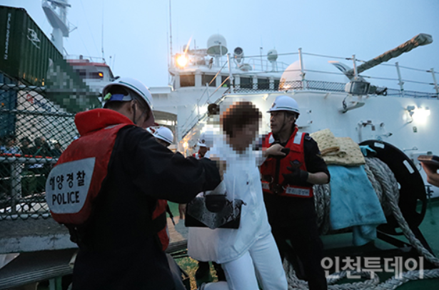 乘客和船员被韩国海警转移到舰艇上（《今日仁川》）