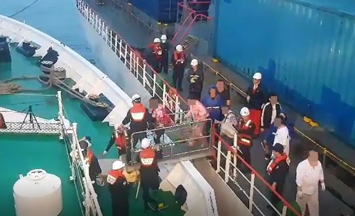 乘客和船员被韩国海警转移到舰艇上（仁川海警）