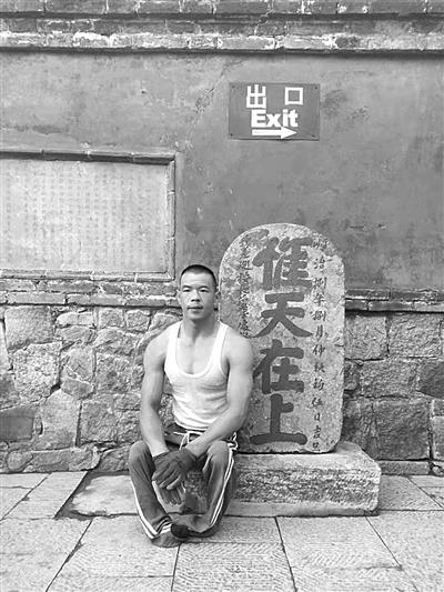 登山过程中,刘红刚稍作休息。