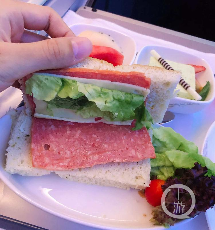 机上餐饮服务被指缩水，以前的主食正餐被三明治替代。 本文图片 飞客茶馆网友