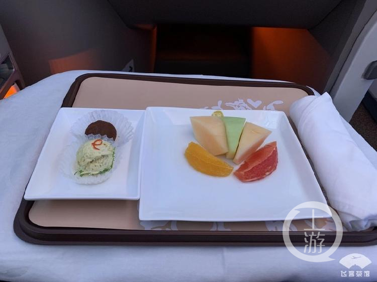 乘客吐槽7000多元商务舱只发5片水果和两点心。