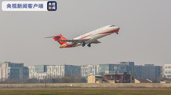 ARJ21飞机131架机在上海大场机场首飞。
